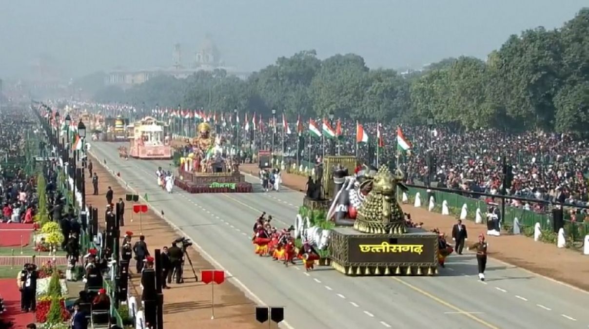 राजपथ पर दिखा इंडियन आर्मी का शौर्य, कई राज्यों की झांकियों में नज़र आई हिंदुस्तान की संस्कृति