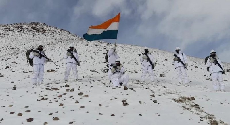- Even in 40 degree temperature, the soldiers waved the tricolor with enthusiasm