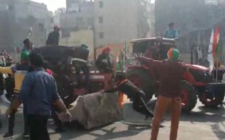 Farmers' in tractor march break barricades in Delhi
