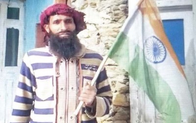 जम्मू-कश्मीर में आतंकी शेर खान ने फहराया तिरंगा