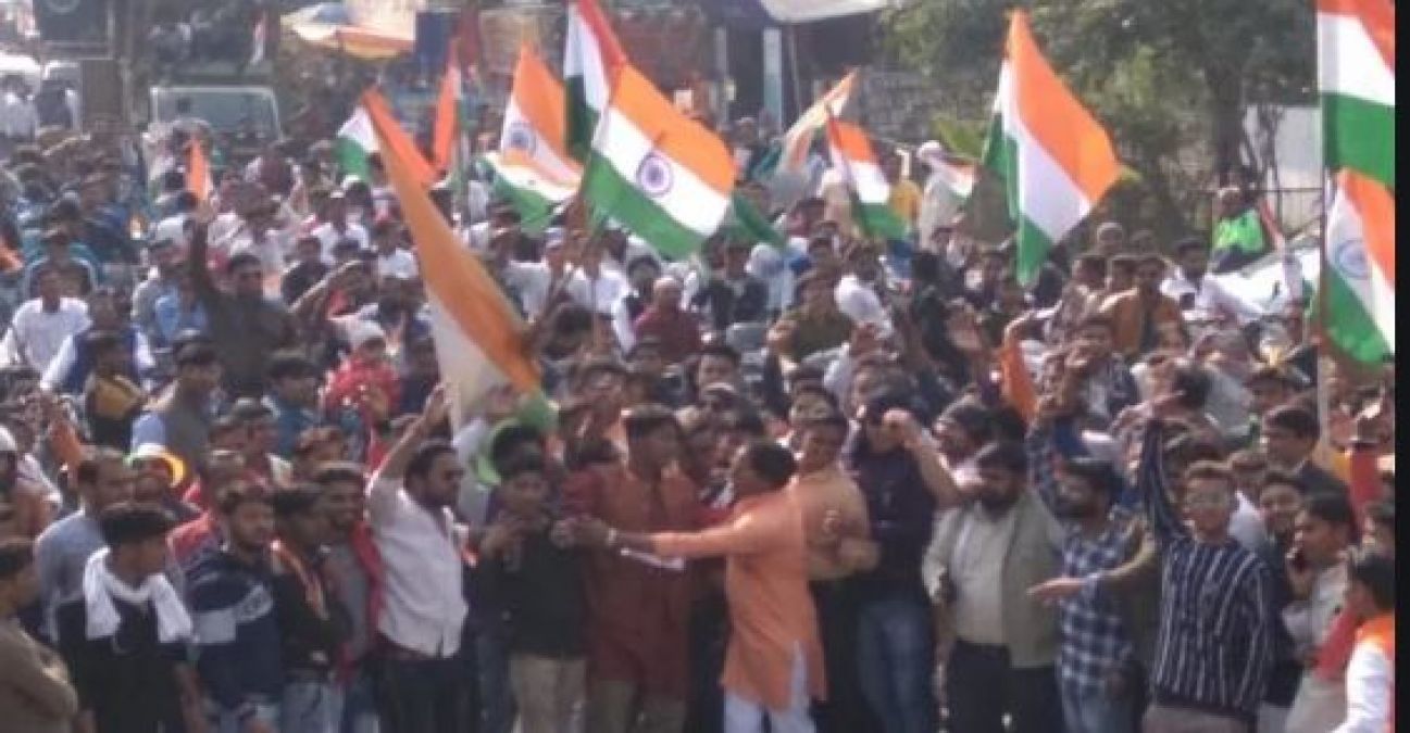 गणतंत्र दिवस पर रैली के साथ बम फोड़ आयोजन, लोगों में मची भगदड़