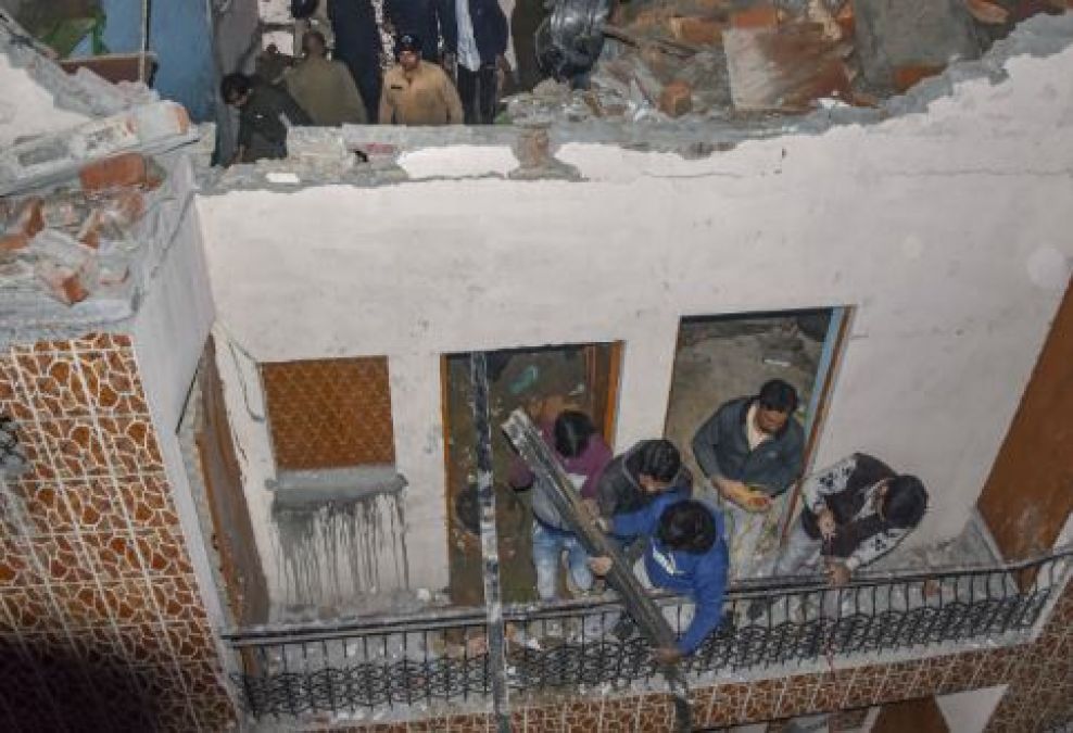 Tragic accident: 5 including 4 students died after building collapses