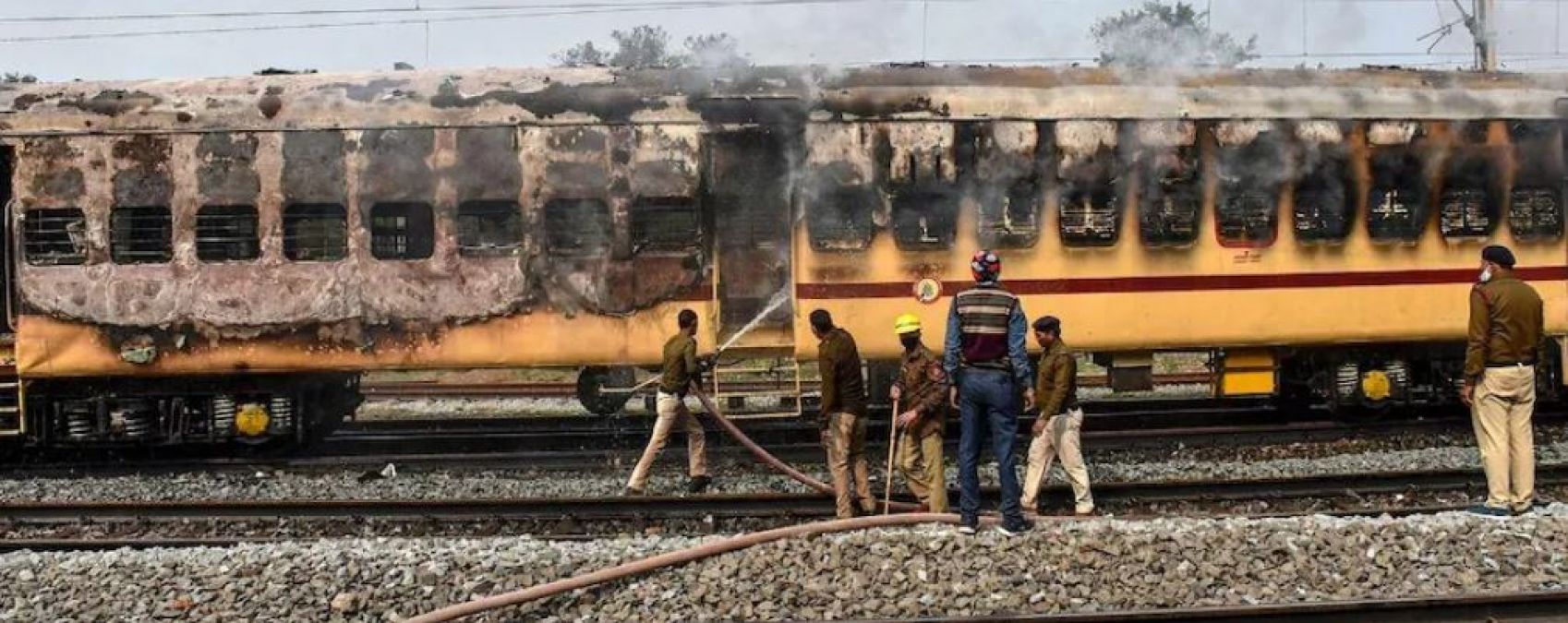 रिजल्‍ट से नाखुश छात्रों का हंगामा, गया में ट्रेन फूंकी-यूपी-बिहार में रेलवे की संपत्ति में तोड़फोड़