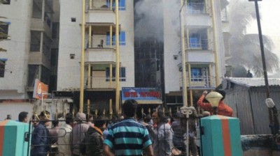 दीघा के होटल में लगी खतरनाक आग, जान बचाने के लिए बालकनी से कूदे लोग