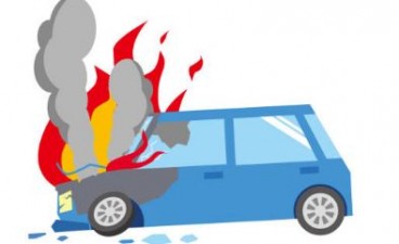 सड़क के किनारे खड़ी कार में अचानक लगी आग