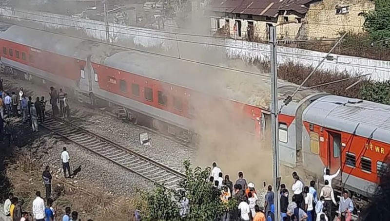 Fire breaks out in Gandhidham-Puri Express, panic among passengers