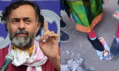 Society members gather to protest against Yogendra Yadav for allegedly instigating riots
