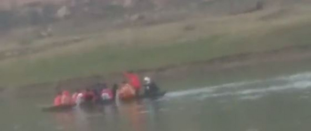 Boat capsizes in beach river, video creates sensation on social media