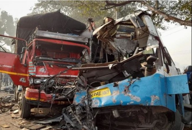 मुरादाबाद में दर्दनाक हादसा, बस-ट्रक की भिड़ंत में 6 लोगों की मौत, 25 से अधिक घायल