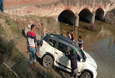 Uncontrolled car fell into the canal, injured hospitalized