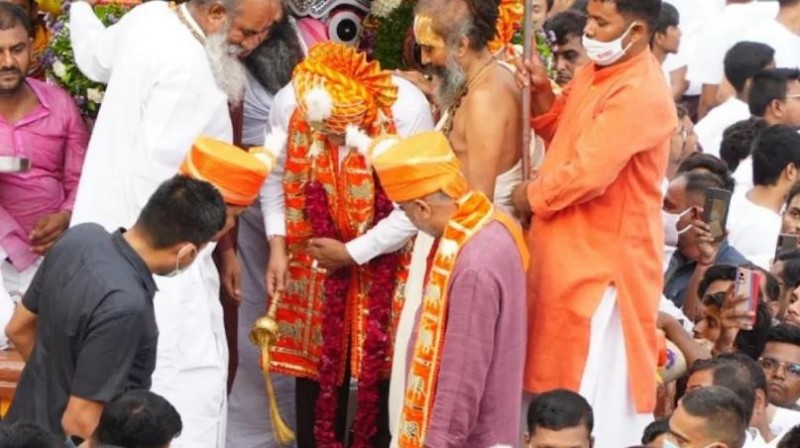 Jagannath Rath Yatra begins, CM cleaned road with gold broom