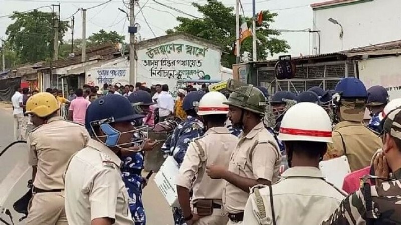 बंगाल पंचायत चुनाव: अब कांग्रेस उम्मीदवार के घर पर बम हमला, बदमाशों के लगा दी आग, आरोप TMC पर