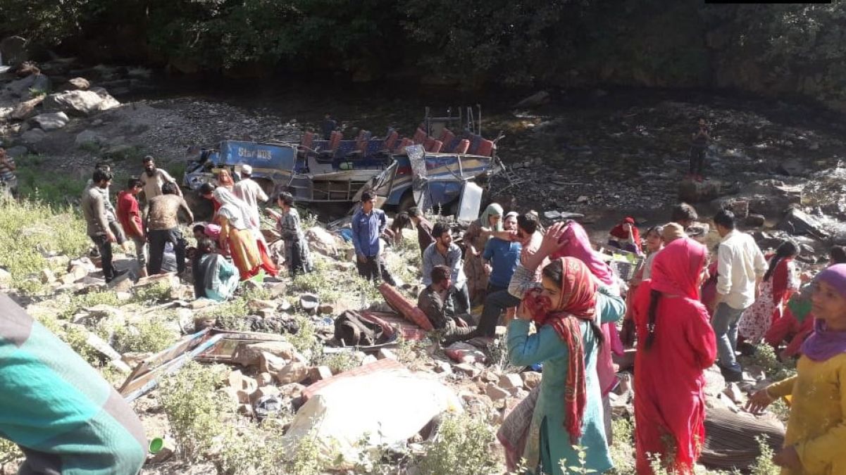 जम्मू कश्मीर के किश्तवाड़ में भीषण सड़क हादसा, खाई में गिरी बस, 35 यात्रियों की मौत