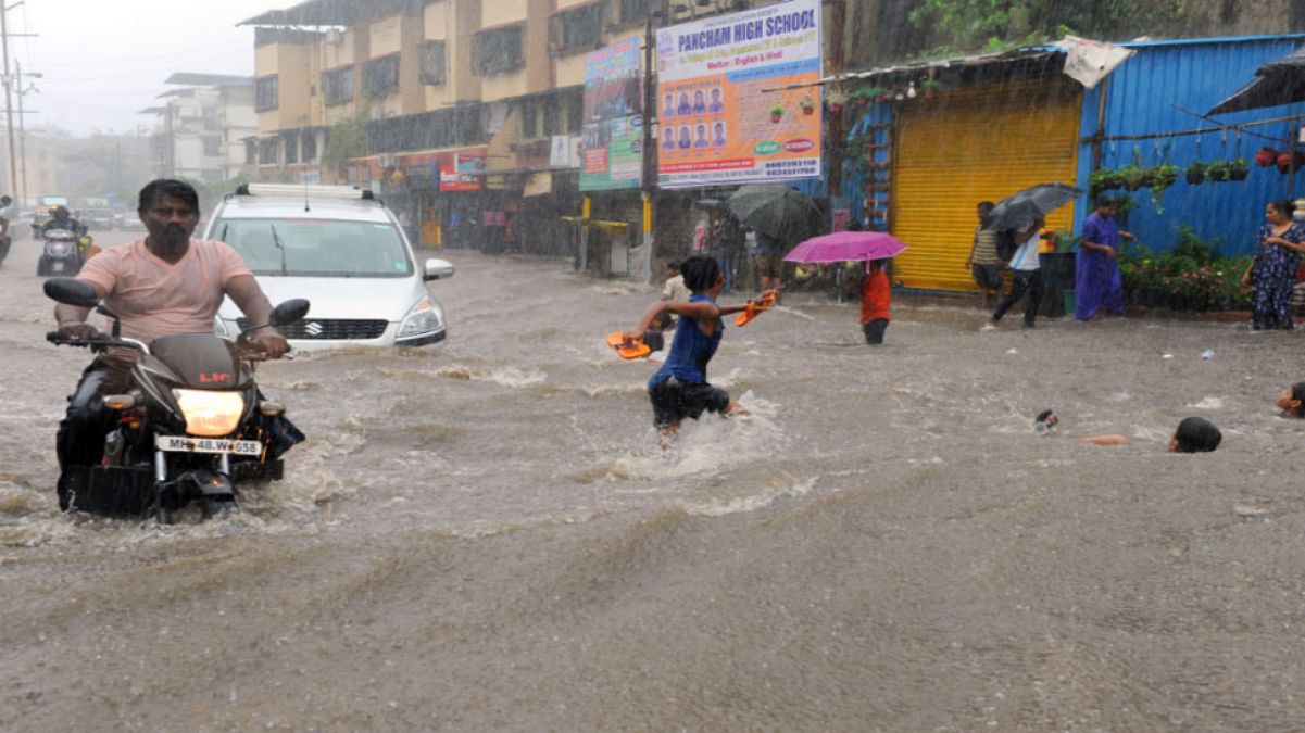 Heavy rain disrupts normal life in Mumbai, large pumps installed to drain out water