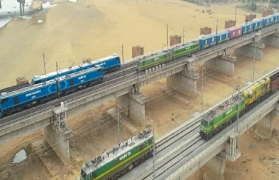 रेलवे ब्रिज पर एकसाथ दौड़ी 5 ट्रेनें, इंडियन रेलवे ने लिखी विकास की नई इबारत