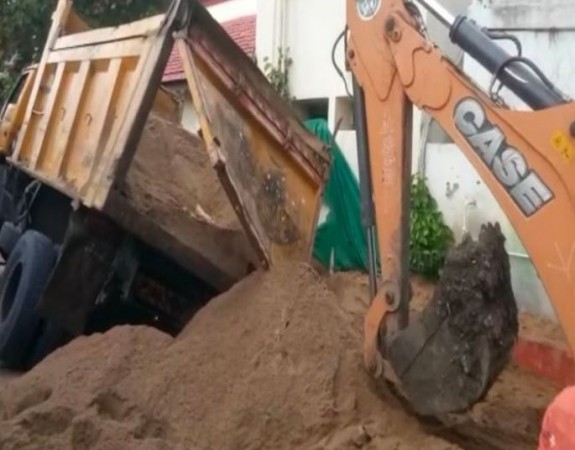 Painful! Father and son lost their lives due to overturning of dumper, who went out for work