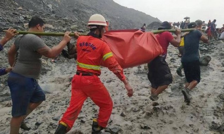 भारी बारिश के चलते धंसी खदान, मलबे में दबकर 113 लोगों की दर्दनाक मौत