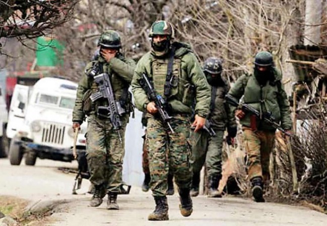 जम्मू-कश्मीर के राजपोरा में एनकाउंटर, एक सुरक्षाबल शहीद, 4 आतंकी घिरे, फायरिंग जारी