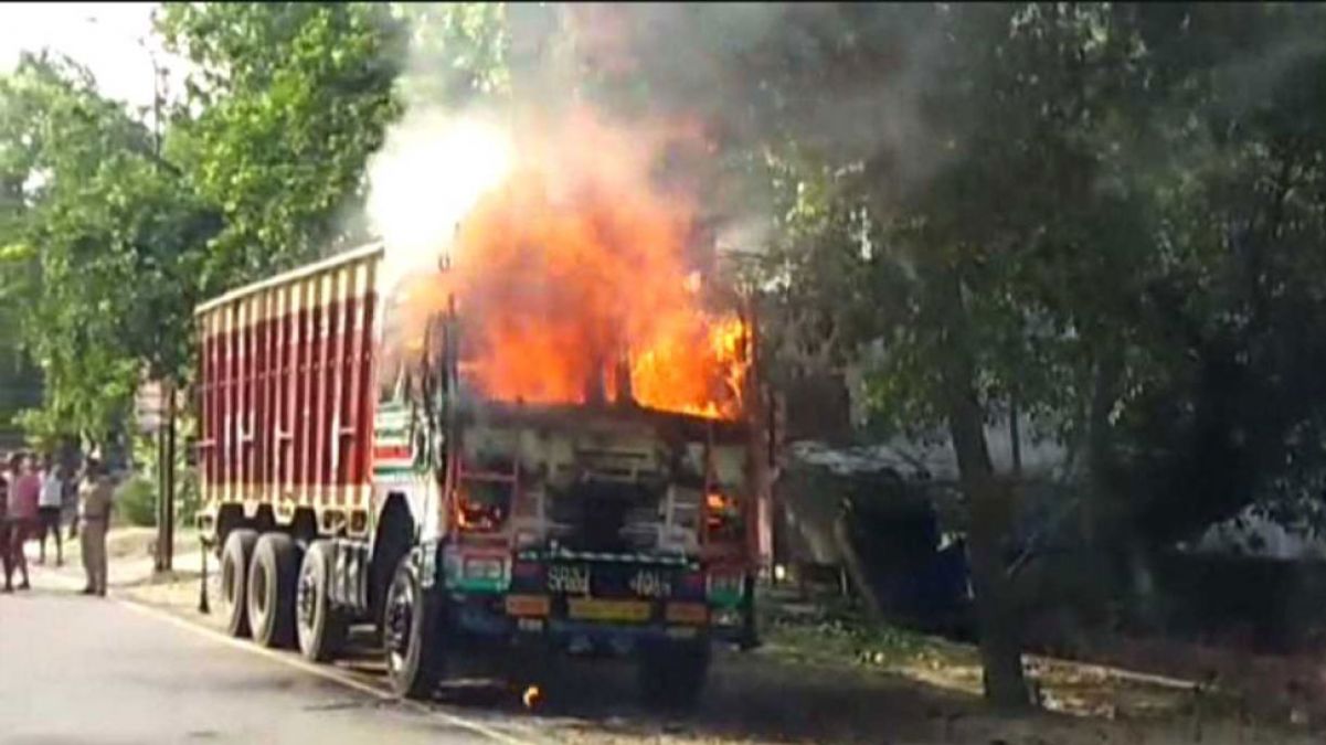 Suddenly, the truck parked in front of the SP office caught fire!