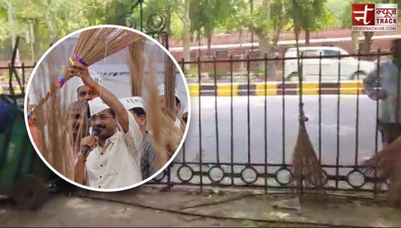 Kejriwal's  'broom' theft from Delhi! Broom tied in lock in front of Supreme Court
