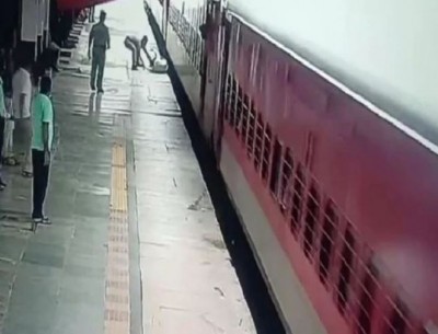 Passenger slipped while getting down from moving train at Prayagraj junction, RPF personnel saved life