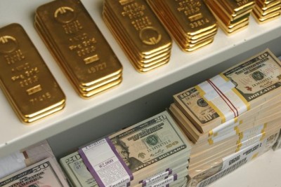 32 kg of gold dumped seized from 14 people at Airport