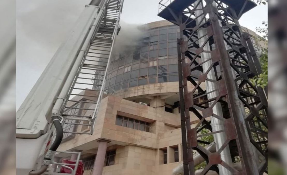 दिल्ली : DGHS बिल्डिंग में लगी भीषण आग, दमकल की 22 गाड़ियों ने संभाला मोर्चा
