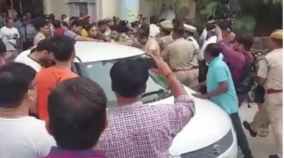 पत्रकार रोहित रंजन को गिरफ्तार करने के लिए आपस भिड़ी छत्तीसगढ़ और यूपी पुलिस, घर के बाहर लगी भीड़
