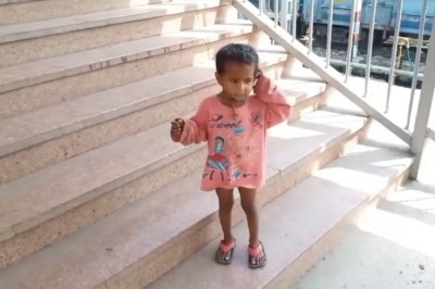 रेलवे स्टेशन पर बेहोश हुई गर्भवती माँ, तो 3 साल की बच्ची इस तरह मांग लाई मदद, हो रही तारीफ