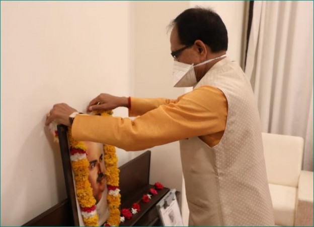 CM Shivraj bows to Dr. Shyama Prasad Mukherjee on his birth anniversary