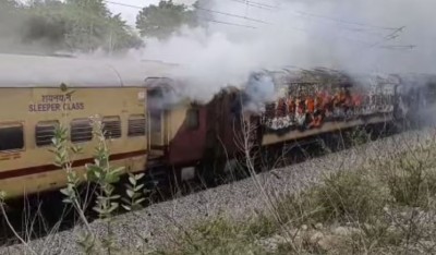तेलंगाना: चलती ट्रेन में अचानक भड़क उठी आग, तीन डब्बे जलकर ख़ाक, यात्रियों में हड़कंप
