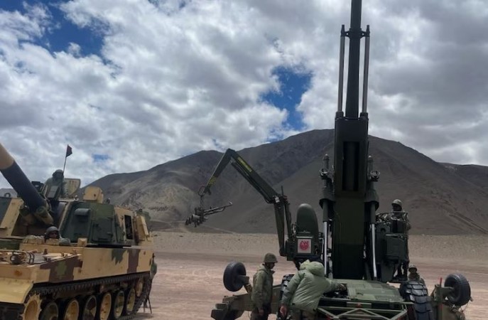 चीन बॉर्डर पर गरजा हिंदुस्तान, लद्दाख में 15 हजार फीट पर सेना के भीष्म टैंक और धनुष तोप तैनात
