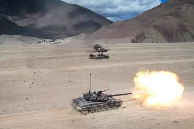 लद्दाख में चीनी सरहद पर जमकर गरजे भारतीय टैंक्स, ड्रैगन को दिखाई हिंदुस्तान की ताकत