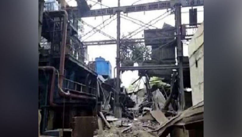 Hot iron tank collapses in steel factory, 12 laborers injures