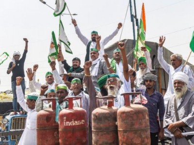 Farmers protest fuel price hike, demand Petrol rates be halved