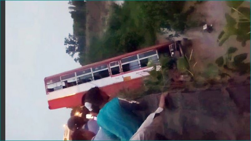 Bus falls from bridge and stands upright in river, intelligently lives of people saved