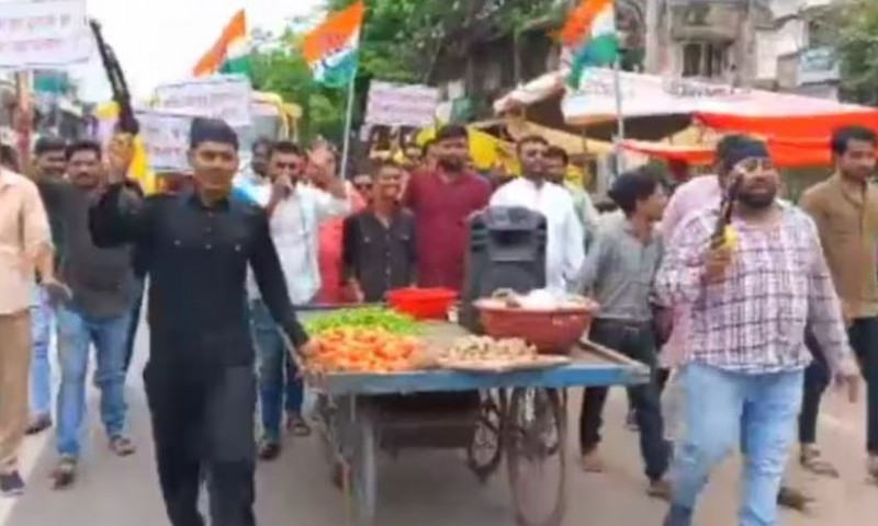 MP में कांग्रेसियों का अनोखा प्रदर्शन, कमांडो सुरक्षा के बीच निकाली 'सब्जी यात्रा'