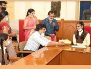 10th class topper Yukta Chaudhary become Dewas' Collector