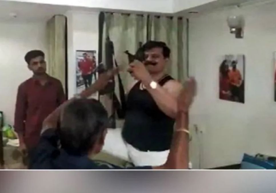Keeping Law aside, BJP's 'Rana Ji' waved 4-4 pistols, danced fiercely!