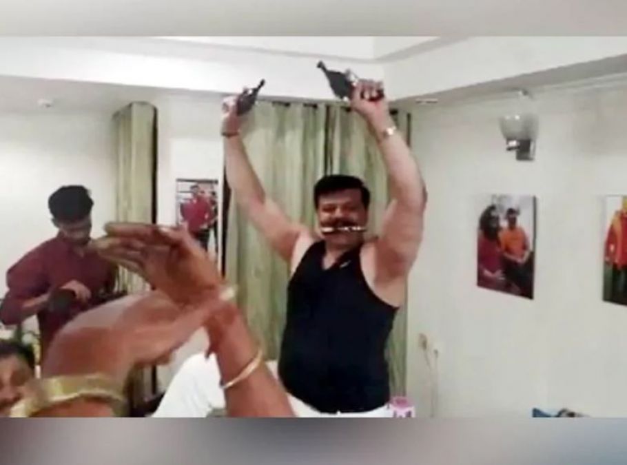 Keeping Law aside, BJP's 'Rana Ji' waved 4-4 pistols, danced fiercely!