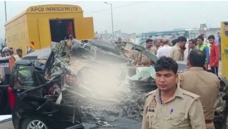 दिल्ली-मेरठ एक्सप्रेस वे पर दर्दनाक हादसा, बस और कार की टक्कर में 6 की मौत, गाड़ी काटकर निकाले गए शव, CCTV फुटेज आया सामने