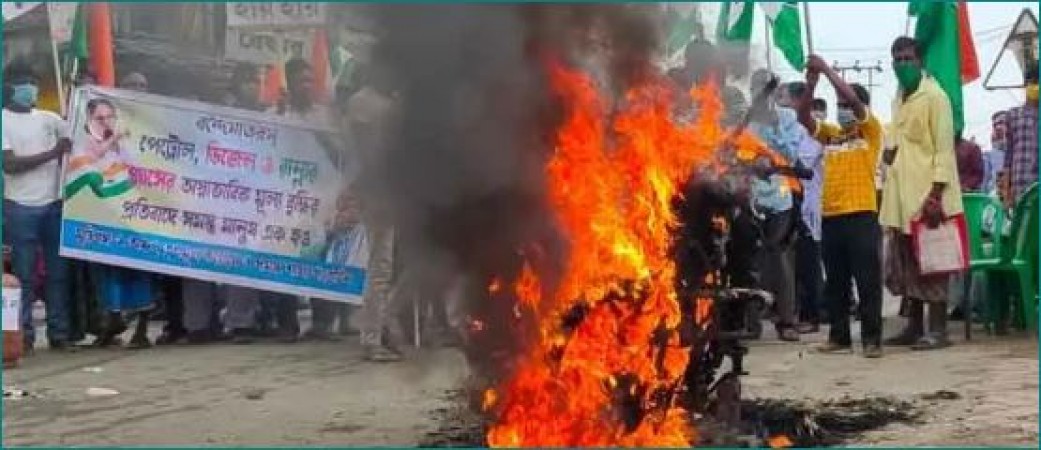 बढ़ती पेट्रोल की कीमतों के चलते TMC कार्यकर्ताओं ने किया टायर जलाकर विरोध प्रदर्शन