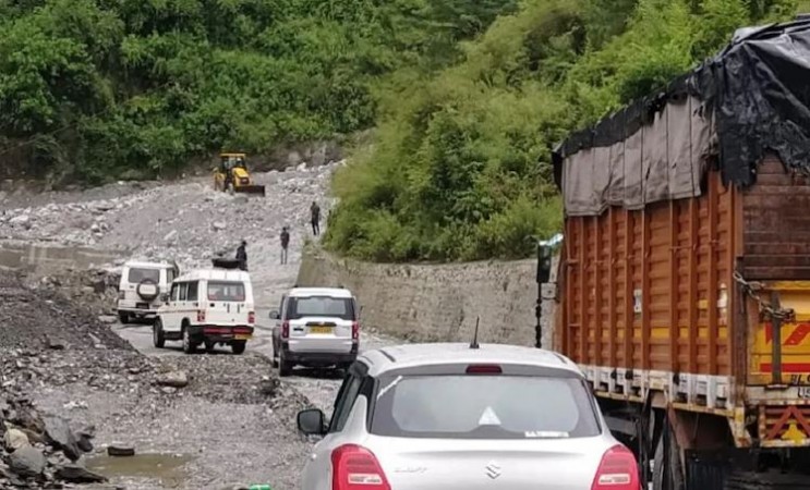 Be careful going to Uttarakhand! Breaking mountains due to rainfall, jam on Badrinath highway