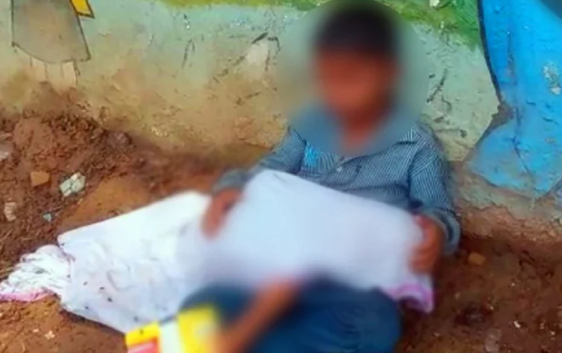छोटे भाई की 'लाश' को गोद में रख अस्पताल के बाहर बैठा रहा 8 साल का मासूम