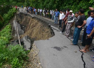 Landslides in Darjeeling disrupt traffic between Bengal and Sikkim