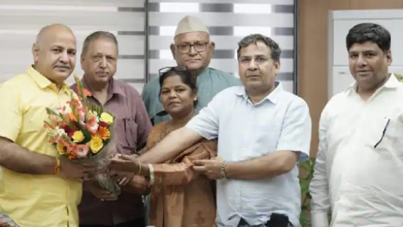 गोवा में संकट से जूझ रही कांग्रेस को उत्तराखंड में भी लगा झटका, AAP में शामिल हुए 3 नेता