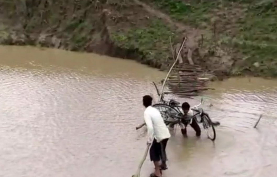 मध्य प्रदेश: वर्षों से टूटा हुआ है ये पुल, जान खतरे में डालकर आवाजाही कर रहे ग्रामीण