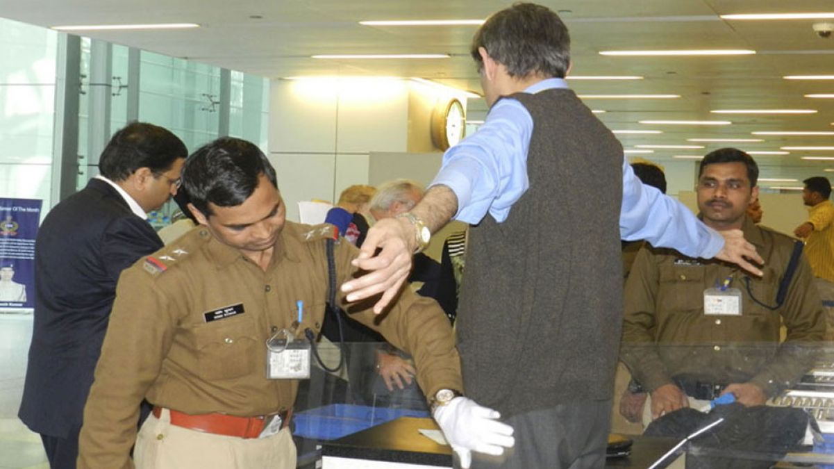 CCTV कैमरे में कैद हुआ BSF के ASI का जुर्म, दिल्ली एयरपोर्ट से हुआ गिरफ्तार