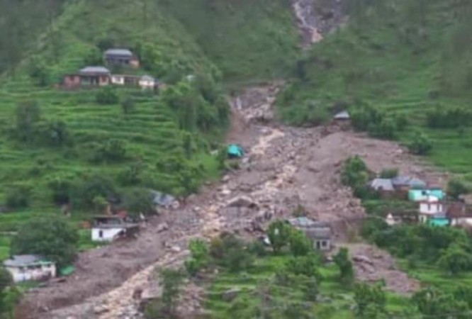 Massive landslide dumps five houses under thousands tons of debris
