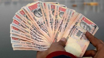Visually impaired couple reaches bank with demonetized currency